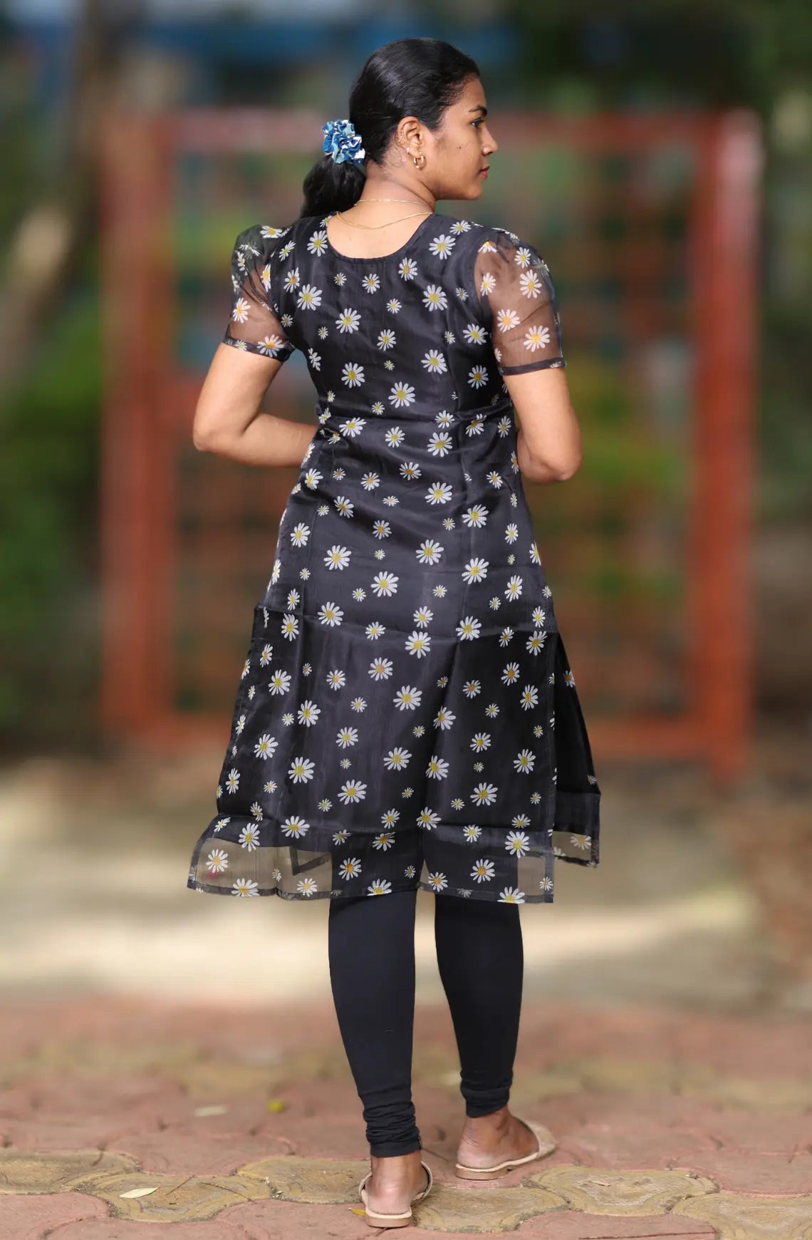 Poovin Nizhal - Black