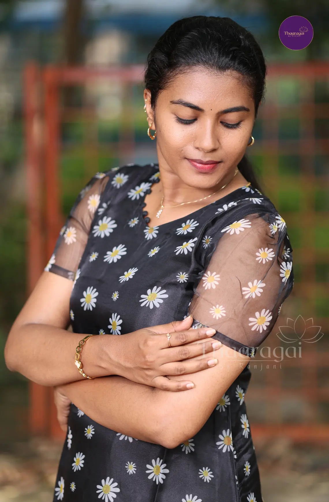 Poovin Nizhal - Black